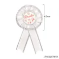 Witte vrijgezellenfeest rozet badge met 'Bride To Be' tekst voor feestelijke gelegenheid. - Witte Glitter Lint Badge (17HE9257WTA)