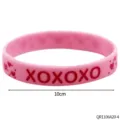 Bracelet en silicone rose avec impression rouge XOXOXO et coeurs cadeau de Saint Valentin - Rose (QR1106A20-4)