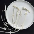 Fermaglio per capelli in nastro di satin bianco con fiocchi e strass, design lungo. - Accessorio per Capelli Nastro Cuore Strass (HPLL0311-36)