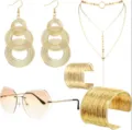 Detail van gouden jaren 70 disco hippie feest sieradenset met oorbellen, ketting en armbanden. - PE510SET23A