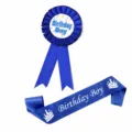 Blauwe verjaardag jongen rozet badge en sjerp set perfect voor feestelijke decoratie. - Eén maat / Jongen Sjerp Set(BISET190) / Blauw