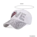 Strass LOVE honkbalpet detail, sprankelende strass rand, witte modehoed close-up opname - Strass Letter Stijl (PE1104M24M-2) / Wit