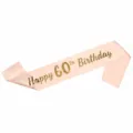 Detailopname van de roze verjaardagssjerp met gouden Happy 60th Birthday folieletters. - Leeftijd 60