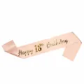 Roze satijnen verjaardagssjerp voor 18e verjaardagsfeest decoratie detail en product. - 18 Jaar Oud
