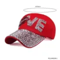 Stijlvolle rode strass honkbalpet met sprankelende love letters en comfortabele pasvorm 55-59cm. - Strass Letter Stijl (PE1104M24M-1) / Rood