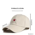 Casquette de baseball beige avec broderie de cœur rouge, taille réglable pour tous. - Style Broderie Cœur (PE1104C24C-2)