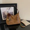 Brown retro shoulder bag for women, large capacity stylish commuting tote with chic pom-pom. - With Pendant / Brown