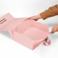 Vue détaillée de la jolie boîte cadeau pliable rose montrant sa structure magnétique. - 38*28*13.5cm / Rose