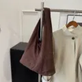 Sac cabas bandoulière en suédine marron, grand format minimaliste style fourre-tout casual. - Café