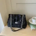 Élégant sac porté épaule noir à motif d'étoiles avec chaîne argentée et fermoir chic. - Noir