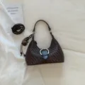 Braune gewebte Umhängetasche stilvolle Hobo Handtasche mit Silberschnalle für Damen Alltag Pendeln - Mit Anhänger / Braun