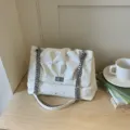 Sac a main epaule plisse blanc avec chaine argente et imprime celeste mode femme - Blanc Cassé