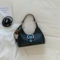 Schwarze gewebte Schultertasche für Damen, elegante Damen Handtasche mit Schnalle und Gurt. - Mit Anhänger / Schwarz