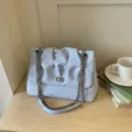 Sac bandoulière froncé imprimé céleste bleu clair, sac chaîne élégant navetteur. - Bleu