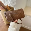 Bruine geweven cilindertas, stijlvolle schoudertas en crossbodytas voor dagelijks gebruik. - Zonder hanger / Bruin