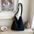 Zwarte informele slouchy schoudertas grote capaciteit hobo shopper voor dagelijks en school. - Met Hanger / Zwart