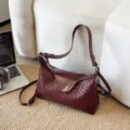 Elegante borsa a tracolla in pelle intrecciata bordeaux da donna, borsa chic per il lavoro. - Rosso