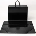 Black collapsible gift box with handle and magnetic closure, eco-friendly five-panel design. - 38x28x13.5cm / Black