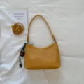 Borsa a spalla intrecciata gialla da donna, elegante borsa a secchiello con cinturino chic e moda. - Ciondolo con nappa gialla
