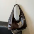 Borsa a spalla in pelle cerata marrone scuro, borsa tote vintage da donna pendolare. - Marrone