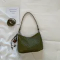 Borsa sottobraccio intrecciata chic da donna, elegante borsa a spalla estiva casual. - Verde con ciondolo