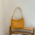 Borsa a spalla intrecciata gialla, elegante variante hobo con tracolla sottile e trama chic. - Giallo senza pendente