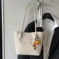 Beige geweven lederen tote bag, stijlvolle grote schoudertas voor dagelijks pendelen. - Wit Met Hanger