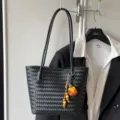 Zwarte geweven shopper tas voor dames, stijlvolle grote schoudertas voor dagelijks gebruik. - Zwart Met Hanger