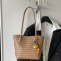 Effen geweven lederen schoudertas, grote capaciteit casual tote tas voor dagelijks gebruik. - Khaki Met Hanger