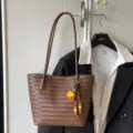 Stijlvolle minimalistische bruine geweven shopper, elegante schoudertas voor dagelijks gebruik. - Bruin met Hanger