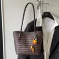 Bruine geweven shopper tas voor dames, stijlvolle grote schoudertas met leuke hanger. - Bruin met Hanger