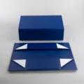 Blaues magnetisches Faltgeschenkbox-Modell, stabiler Karton in aufgebautem und flachem Zustand. - Außendurchmesser: 35x21x11,3cm / Dunkelblau