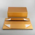 Goldene Faltgeschenkbox mit Magnetverschluss und Deckel für elegante Verpackung. - Außendurchmesser: 35x21x11,3cm / Gold