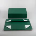 Dunkelgrüne magnetische Faltgeschenkbox, Luxusverpackung flache und montierte Ansicht. - Außendurchmesser: 35x21x11,3cm / Dunkelgrün