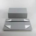 Graue faltbare Geschenkschachtel mit starkem Magnetverschluss und flachem Verpackungsdesign - Außendurchmesser: 35x21x11,3cm / Silbergrau