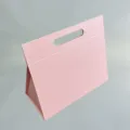 Boîte cadeau pliante triangulaire rose avec poignée intégrée pour emballage de fête. - S / Rose
