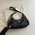 Sac à épaule noir style moto, sac bandoulière punk avec des boucles et fermetures éclair. - Noir