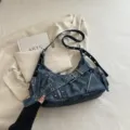 Sac bandoulière de moto en denim lavé vintage Y2K avec fermetures éclair et boucles en métal. - Bleu