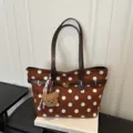 Bolso tote de ante marrón con lunares vintage para mujer, gran bolso de hombro con osito. - Lunares con Colgante / Marrón