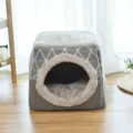 Acogedora cama cerrada para mascotas, cueva de felpa gris suave con patron geometrico moderno. - L / Gris