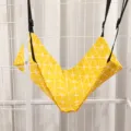 Amaca per gatti geometrica gialla con cinghie nere regolabili per appendere nelle gabbie. - Quadri Gialli
