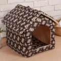 Letto chiuso e caldo per gatti e cani di piccola taglia, cuccia marrone accogliente. - Ondulazione
