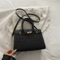 Borsa a tracolla in pelle trapuntata nera con accessori dorati, elegante borsa a mano da donna. - Nero