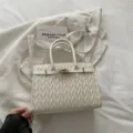 Borsa a tracolla trapuntata bianca da donna, elegante borsa strutturata con dettagli dorati. - Bianco