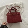 Borsa a mano trapuntata rossa borsa a tracolla casual da donna con chiusura in metallo. - Rosso