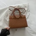 Borsa a tracolla trapuntata marrone da donna, elegante borsa con manico e chiusura in metallo. - Marrone