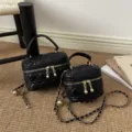 Schwarze gesteppte Vanity Handtasche mit Kette und Goldkugel Luxus Umhaengetasche Damen - L / Schwarz
