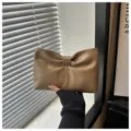 Schicke khakifarbene Schleifen-Clutch für Damen, stilvolle PU-Leder Umhängetasche für Alltag. - Khaki