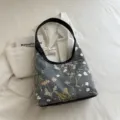 Bolso de hombro hobo gris bordado con motivos de flores y mariposas diseño elegante. - Negro