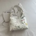 Hermoso elegante bolso de hombro blanco bordado con delicados motivos florales y mariposas. - Blanco